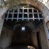 Decidiamo ora di entrare nell�edificio, il cui accesso ci lascia senza fiato. Siamo di fronte a un arco a tutto sesto dominato da una saracinesca a grata in ferro battuto, simile a quella che si vede nei film che hanno come protagonisti castelli e cavalieri